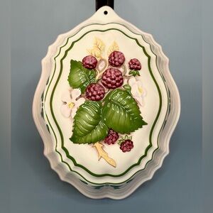 Vintage Porcelain Franklin Mint Le Cordon Bleu Mold White Green With Berries